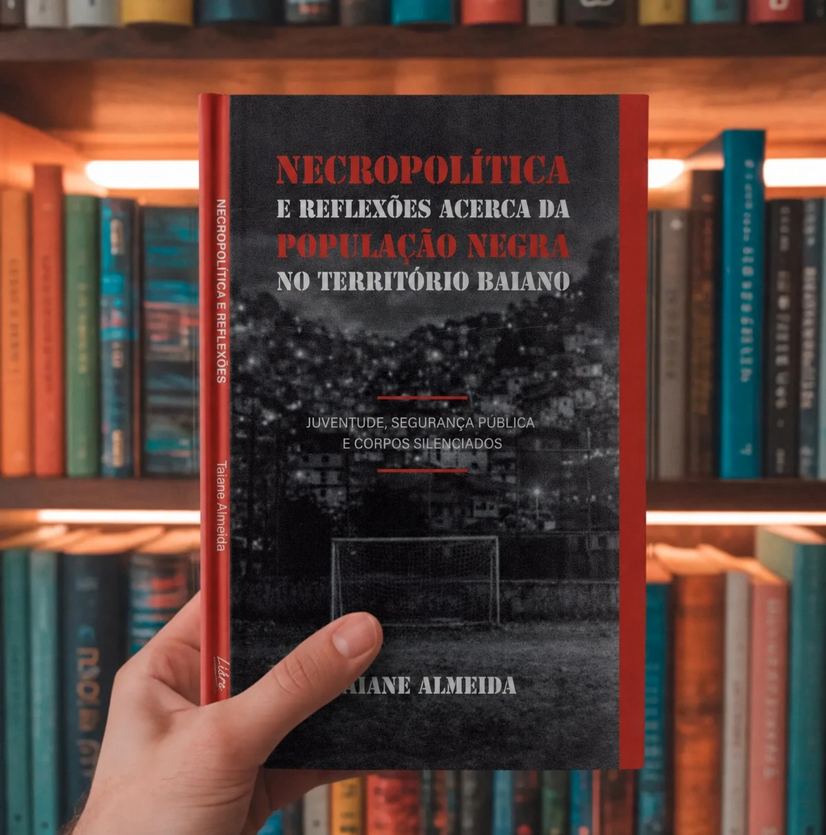 Livro Necropolítica e Reflexões nas mãos do leitor