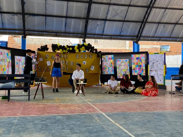 Apresentação cultural em quadra de escola pública