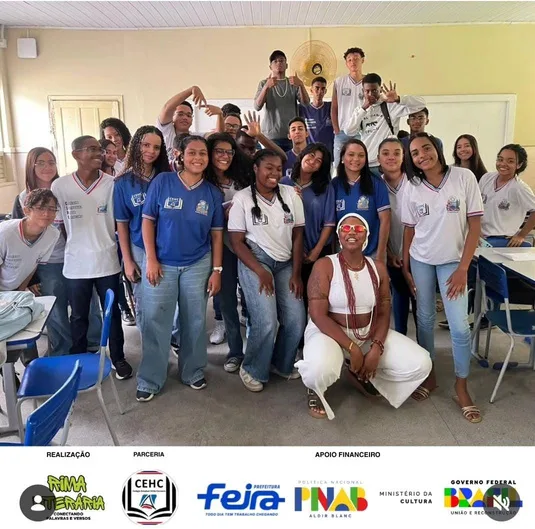 Participantes reunidos em atividade do projeto Rima Literária