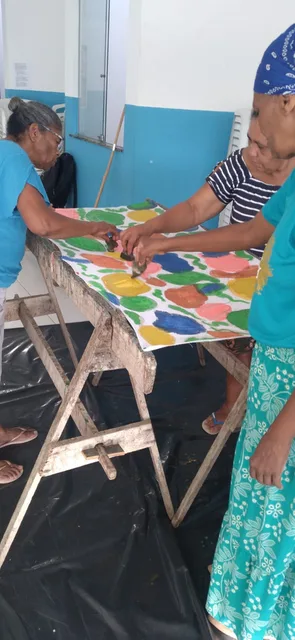 Participantes realizando trabalho manual no projeto Tecendo Memórias